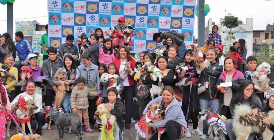Vecinos con sus mascotas en una campaña de tenencia responsable