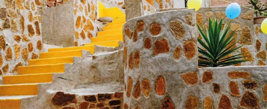 Muro de contención y escalera construidos en una ladera de Santa Anita
