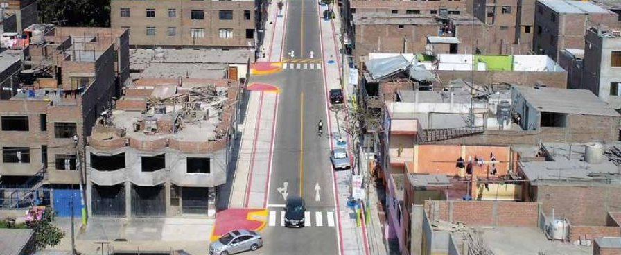 Vista aérea del Jr. Gran Chimú pavimentado y señalizado